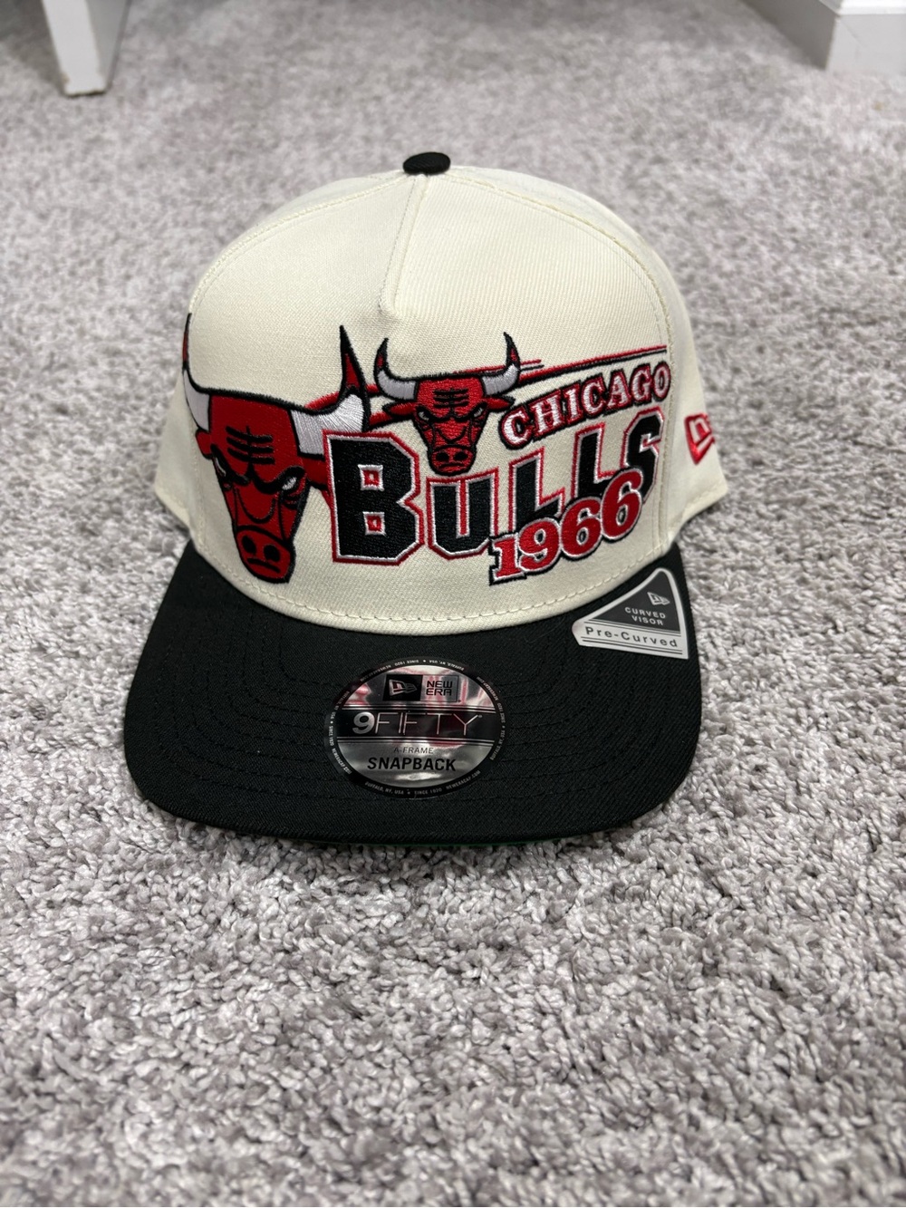 New Era Chicago Bulls 1966 Snapback Hat - Cream, Black & Red
